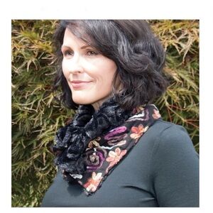 Adorable Faux Fur Lined Buttoned Scarf